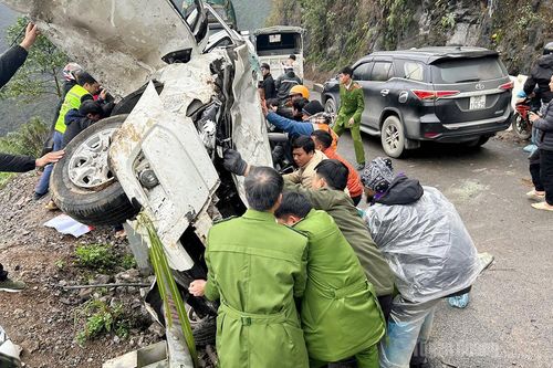 Kịp thời cứu hộ 3 nạn nhân trong vụ tai nạn ô tô rơi xuống ta luy âm tại địa bàn xã Cán Tỷ