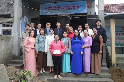 Bàn giao nhà 'Đại đoàn kết' cho 2 hộ nghèo ở Kim Trà