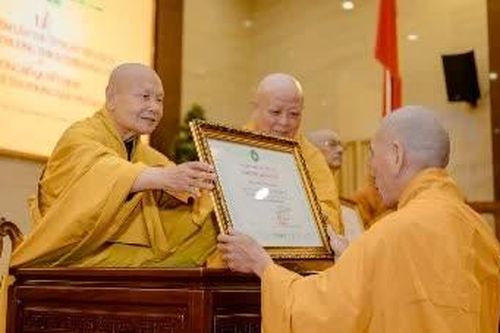 Ban Trị sự GHPGVN TP.HCM trao Giáo chỉ tấn phong giáo phẩm đến 196 vị Tăng Ni