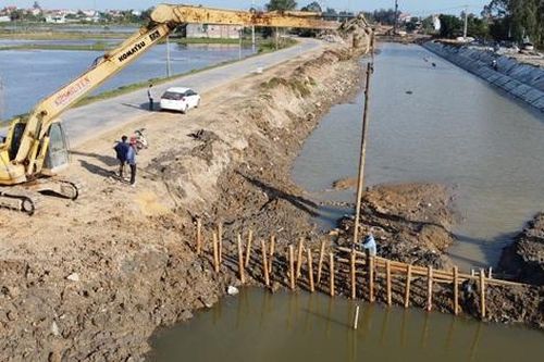 Công nhân dầm mình trong bùn thi công dự án tiêu thoát lũ vùng Bắc Thanh Hóa