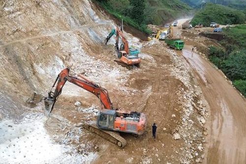 Siết tiến độ các gói thầu chậm tại dự án giao thông miền núi phía Bắc