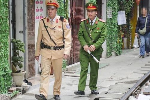 Hà Nội: Cảnh sát mời du khách rời phố cà phê đường tàu, check camera để phạt nguội