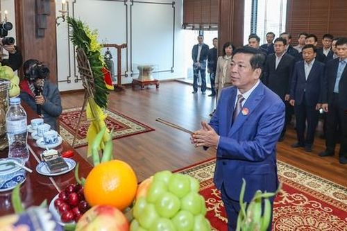 Lãnh đạo Bộ Xây dựng dâng hương nhân kỷ niệm 96 năm ngày thành lập Đảng