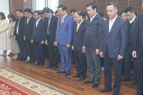 Trang nghiêm Lễ dâng hương kỷ niệm 96 năm Ngày thành lập Đảng tại Bộ Xây dựng