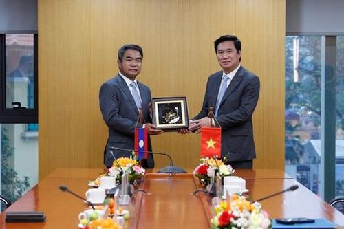 Thứ trưởng Nguyễn Tường Văn làm việc với Thứ trưởng Bộ Công chính và Vận tải Lào