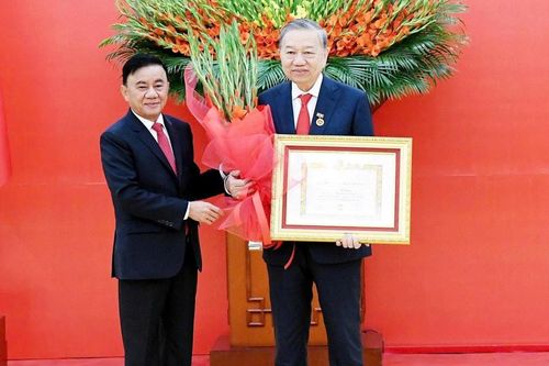 Lễ trao Huy hiệu 45 năm tuổi Đảng tặng Tổng Bí thư Tô Lâm