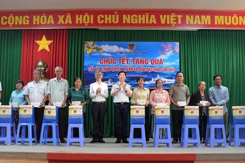 Xuân ấm tình quân dân trên đặc khu Côn Đảo