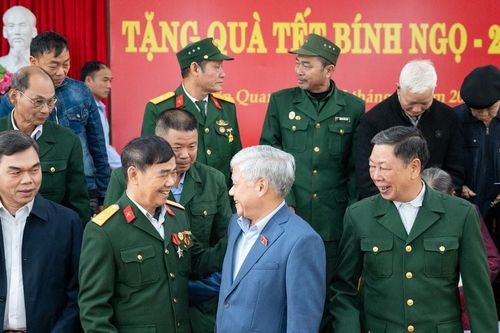 Phó Chủ tịch Thường trực Quốc hội Đỗ Văn Chiến thăm, tặng quà Tết gia đình chính sách, hộ nghèo xã Sơn Thủy, Tuyên Quang