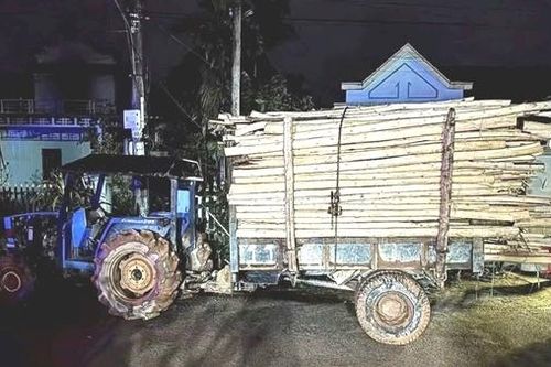 Va chạm với xe máy cày chở gỗ, 2 chị em ruột tử vong thương tâm