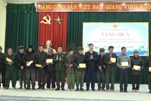 Trao 100 suất quà tết tặng các hộ nghèo và người có uy tín.