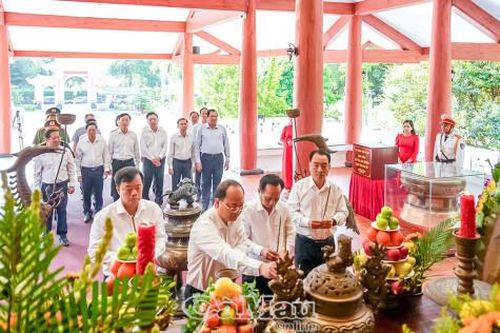 Ban Thường vụ Tỉnh ủy Cà Mau dâng hương Chủ tịch Hồ Chí Minh nhân kỷ niệm 96 năm Ngày thành lập Đảng