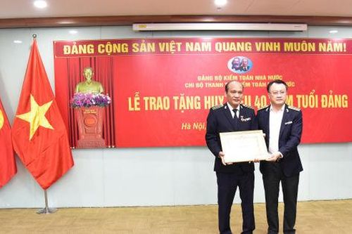 Trao Huy hiệu 40 năm tuổi Đảng tặng đồng chí Nguyễn Văn Quốc