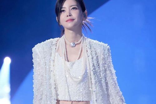 Khoảnh khắc nữ ca sĩ xinh đẹp bất ngờ ngã quỵ giữa concert, phải rời sân khấu bằng cáng cứu thương