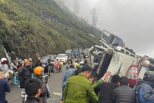 Ô tô bán tải lật, 3 người bị thương