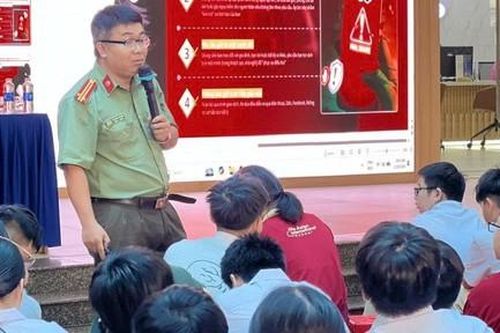 Công an phường Bảy Hiền tuyên truyền cho học sinh cảnh giác trước thủ đoạn 'bắt cóc online'