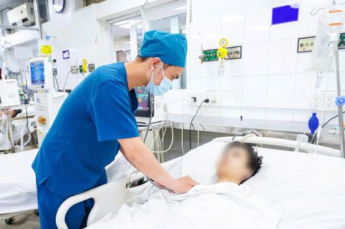 Nam sinh nguy kịch do biến chứng hiếm gặp của sốt xuất huyết