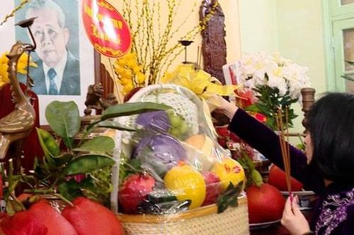 Đồng chí Phùng Thị Hồng Hà thăm, chúc Tết gia đình cố Tổng Bí thư Lê Duẩn