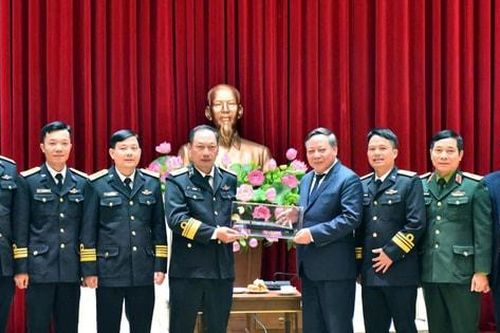 Phó Bí thư Thường trực Thành ủy Nguyễn Văn Phong tiếp Đoàn công tác Quân chủng Hải quân