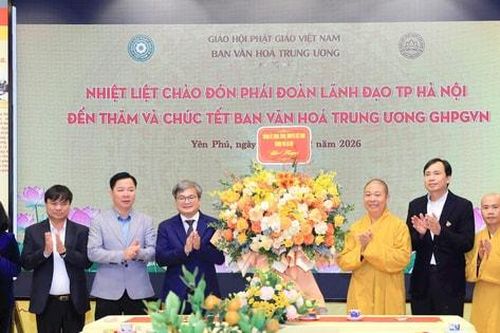 Phó Chủ tịch UBND TP Hà Nội Trương Việt Dũng thăm, chúc Tết cơ sở tôn giáo, doanh nghiệp