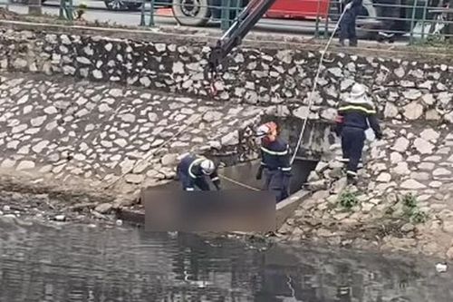 Hà Nội: Tá hỏa phát hiện thi thể người nổi trên sông Tô Lịch