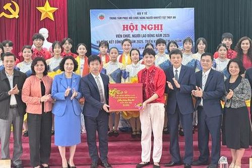Thứ trưởng Bộ Y tế thăm, chúc Tết tại Trung tâm Phục hồi chức năng người khuyết tật Thụy An