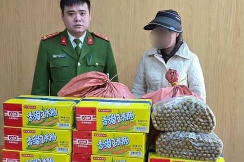 Phát hiện 1.500 chiếc xúc xích nhập lậu đựng trong bao tải dứa