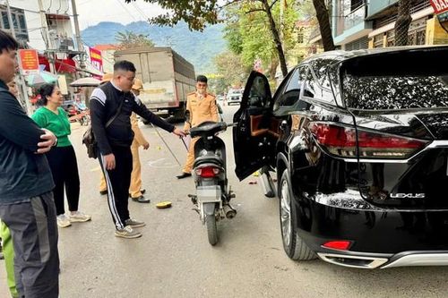 Chủ xe Lexus bị khởi tố vì mở cửa xe gây tai nạn làm 1 cháu bé tử vong