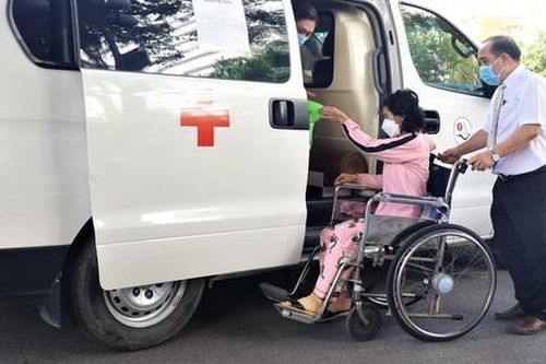 Bệnh nhân khó khăn ở BVĐK Khánh Hòa được đi xe miễn phí về nhà đón Tết