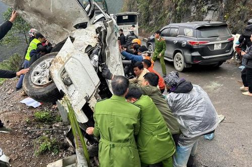 Ô tô lao xuống taluy sâu 50 m, 3 người được cứu kịp thời