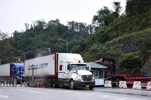 Thủ tướng yêu cầu tháo gỡ tình trạng ách tắc hàng hóa, nông sản tại cửa khẩu