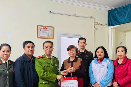 Công an phường Bồ Đề thăm hỏi, tặng quà Tết cho gia đình khó khăn