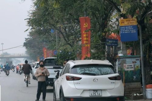 Nhu cầu đi lại dịp cuối năm tăng cao: Nỗi lo từ những 'hàng rào' ô tô đỗ trái phép