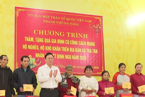 Chủ tịch Mặt trận TP Đà Nẵng thăm, chúc Tết và tặng quà gia đình chính sách