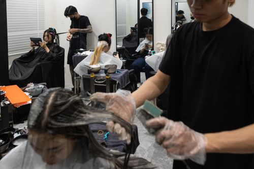 Vì sao khách Trung Quốc đổ xô sang Việt Nam gội đầu?