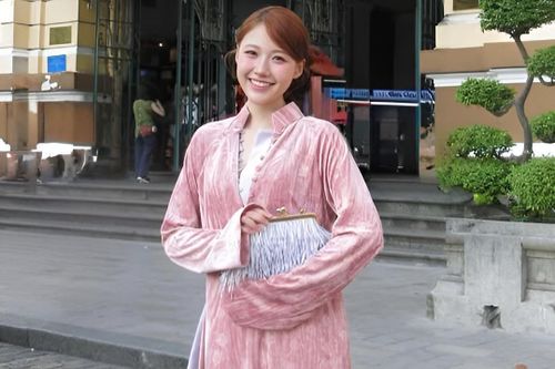 'Áo dài' xẻ ngực của em gái Trấn Thành bị chỉ trích