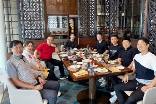 Hình ảnh gây chú ý của HLV Park Hang-seo và HLV Kim Sang-sik