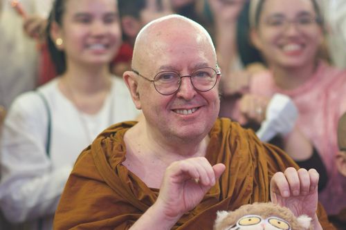 Thiền sư Ajahn Brahm bệnh nặng, vẫn bay hơn 5.000 km gặp độc giả Việt
