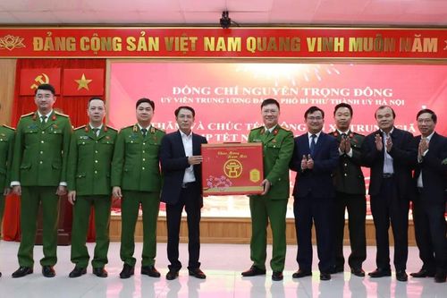 Phó Bí thư Thành ủy Hà Nội Nguyễn Trọng Đông thăm, chúc Tết cán bộ, chiến sĩ Công an hai xã Trung Giã và Đa Phúc
