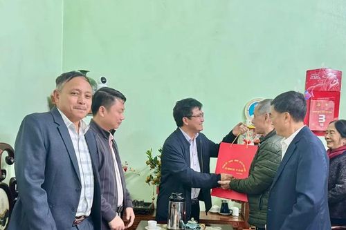 Bí thư xã Trung Giã thăm, tặng quà các gia đình chính sách nhân dịp Tết Bính Ngọ 2026