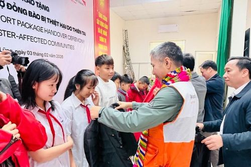Tặng hàng hóa đồng bào bị ảnh hưởng sau thiên tai