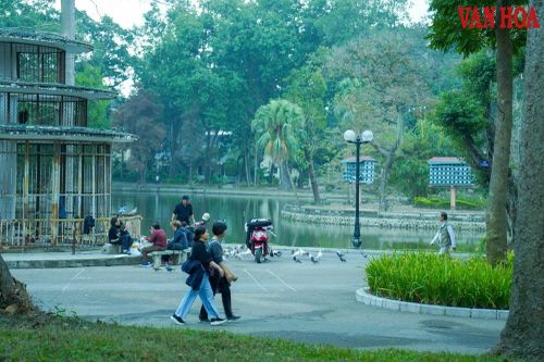 Công viên Bách Thảo thông thoáng hơn sau khi hạ rào sắt