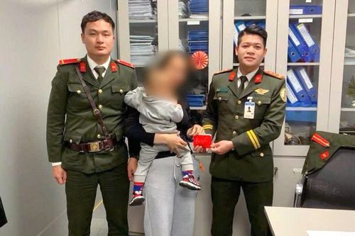 Nữ hành khách xúc động nhận lại vàng bị 'thất lạc' ở sân bay