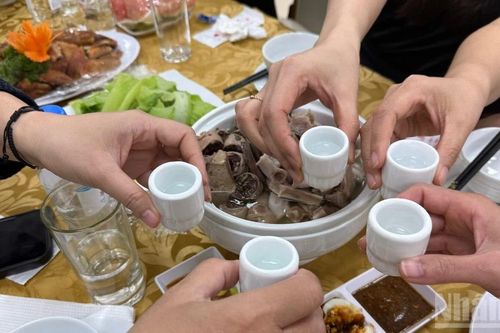Khẩn trương điều tra vụ nghi ngờ ngộ độc rượu làm 2 người tử vong tại Đồng Tháp
