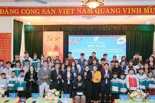 Người mẹ đỡ đầu nâng bước trẻ em mồ côi đến trường