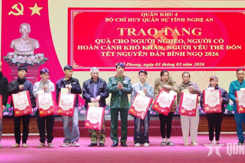 Quế Phong (Nghệ An): Tặng quà Tết cho thanh niên nhập ngũ có hoàn cảnh khó khăn