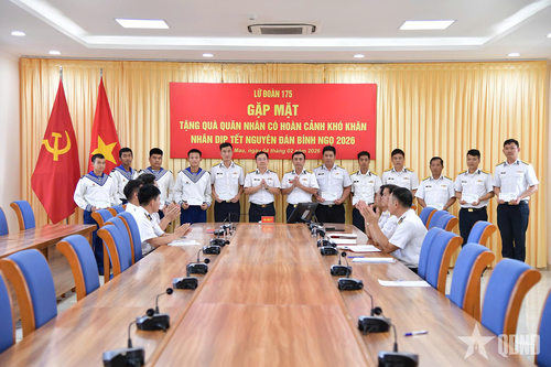 Lữ đoàn 175 (Vùng 5 Hải quân) tặng quà quân nhân có hoàn cảnh khó khăn