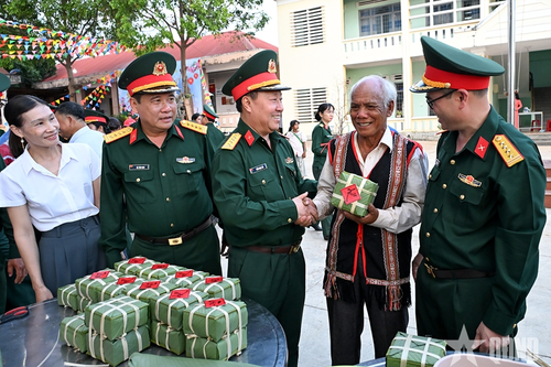 Đoàn Kinh tế - Quốc phòng 74 vui 'Xuân biên giới thắm tình quân dân'