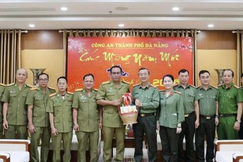 Lãnh đạo Công an tỉnh Sê Kông chúc tết Công an TP Đà Nẵng