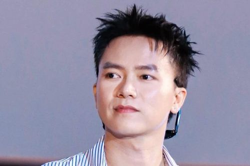 'Ông hoàng nhạc Tết' Bùi Công Nam hát về gia đình khiến khán giả xúc động mùa cuối năm