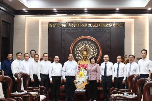 Tòa Giám mục Phú Cường thăm, chúc tết Đảng bộ TPHCM